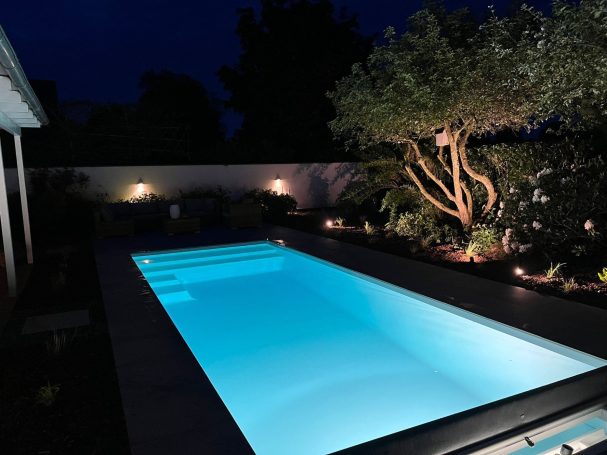Pool bei Nacht mit Beleuchtung