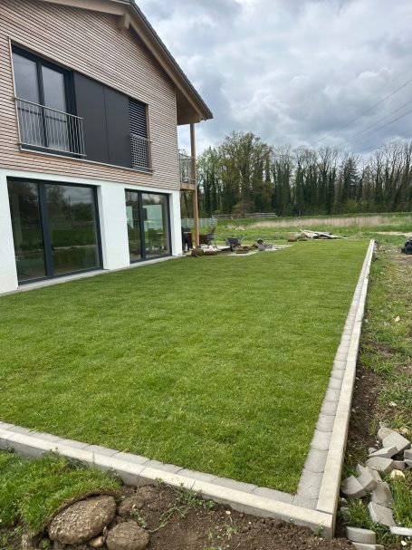 Gartenneugestaltung mit Bewässerungssystem und Rollrasen - Senden