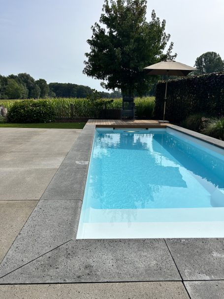 Pool mit Natursteinumrandung