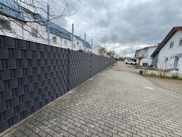 Langer Sichtschutzzaun aus Doppelstabmatten und Filz