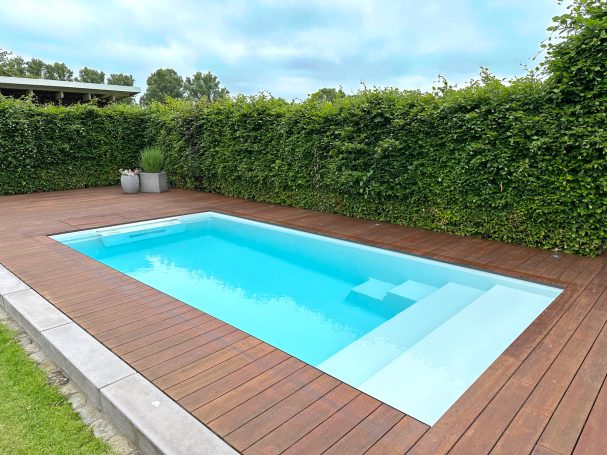 Pool mit Bangkirai-Terrasse