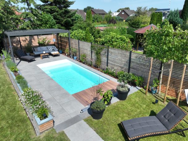 Poolgestaltung mit Feinsteinzeug und Naturmaterialien