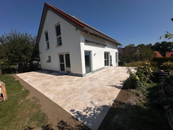 Terrasse mit Travertin in Hanglage